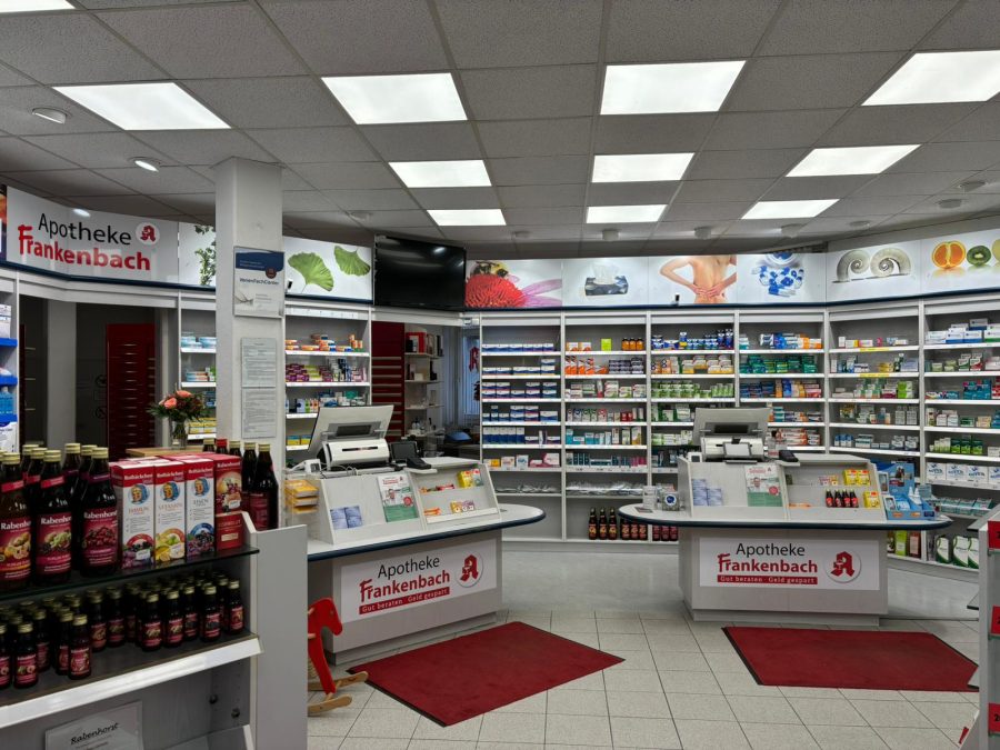 Innenansicht der Apotheke Frankenbach mit gut sortierten Medikamentenregalen und zwei Bedientheken