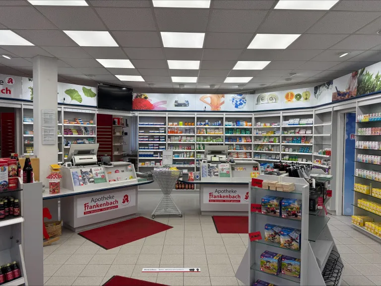 Heller und moderner Innenbereich der Apotheke Frankenbach in Heilbronn mit Verkaufsregalen, Kundenbereich und pharmazeutischer Beratungstheke.